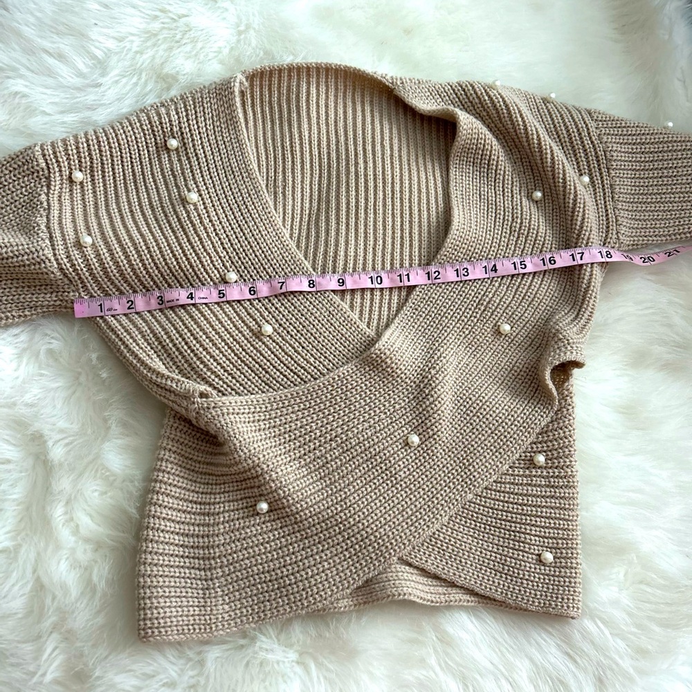 Elegant Cream Sweater with Pearl Accents - Picture 7 of 9